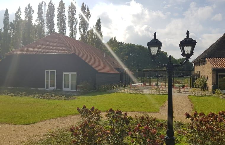 Rustikaler Aussenbereich mit Laterne im Haus in Baarle-Nassau, Ferienhaus in Baarle-Nassau.