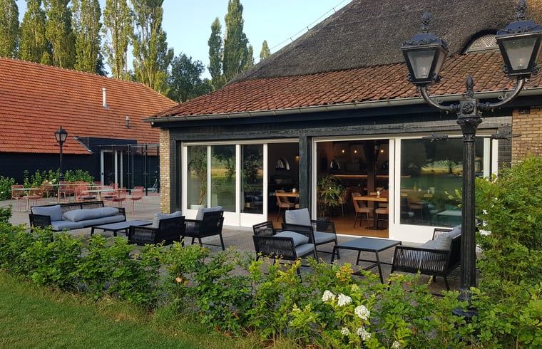 Gemuetliche Sitzgelegenheiten auf der Terrasse des Hauses in Baarle-Nassau, einer Ferienwohnung in Nordbrabant.