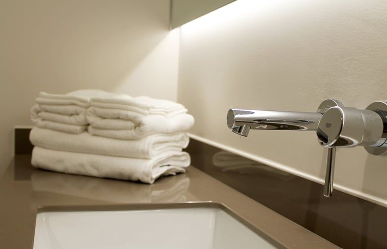 Stilvolles Badezimmer mit Handtuechern in Cottage in Baarle-Nassau, Ferienhaus in Nordbrabant.