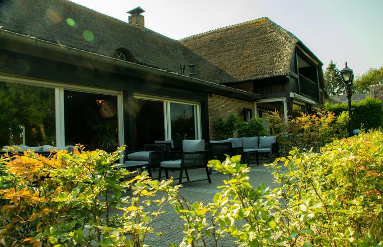 Sonnige Terrasse mit Sitzgelegenheit im Haus in Baarle-Nassau, Ferienhaus in Nordbrabant.