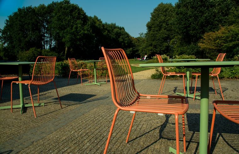 Bunte Stuehle auf der Terrasse von Huisje in Baarle-Nassau, Ferienhaus in Baarle-Nassau.