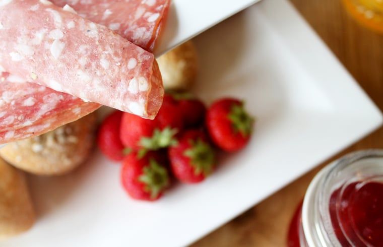 Leckeres Fruehstueck mit Aufschnitt im Huisje in Baarle-Nassau, Ferienunterkunft in Nordbrabant.