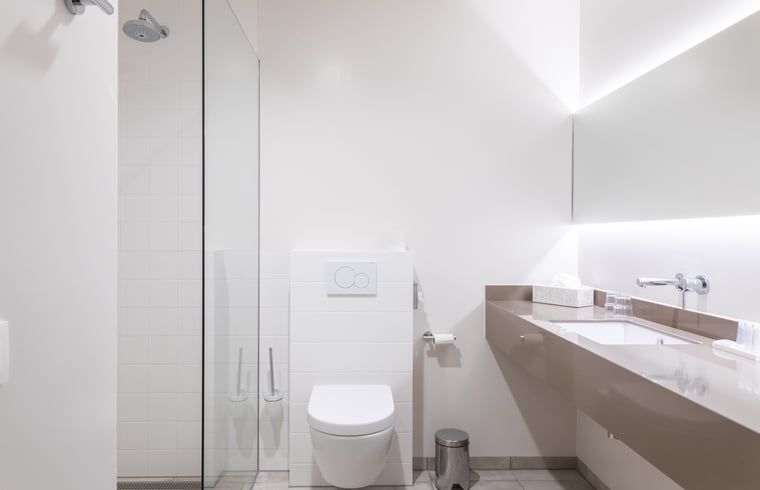 Modernes Badezimmer mit Glasdusche in Cottage in Baarle-Nassau, Ferienhaus in Baarle-Nassau.