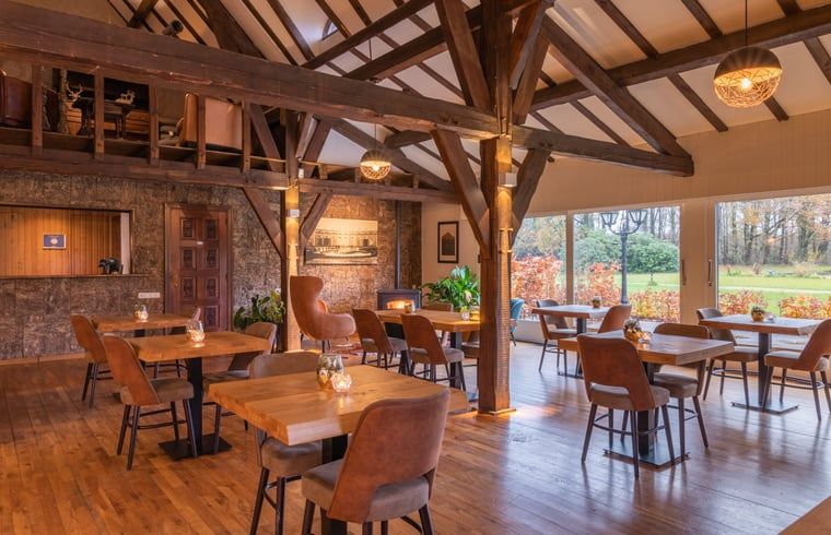 Gemuetliches Esszimmer mit Holzbalken in Cottage in Baarle-Nassau, Ferienunterkunft in Nordbrabant.