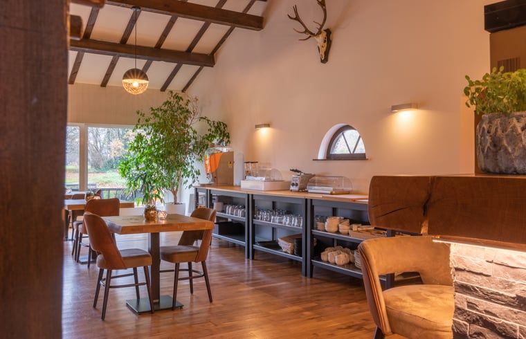 Fruehstuecksraum mit Holzinterieur in Huisje in Baarle-Nassau, Ferienhaus im gruenen Baarle-Nassau.