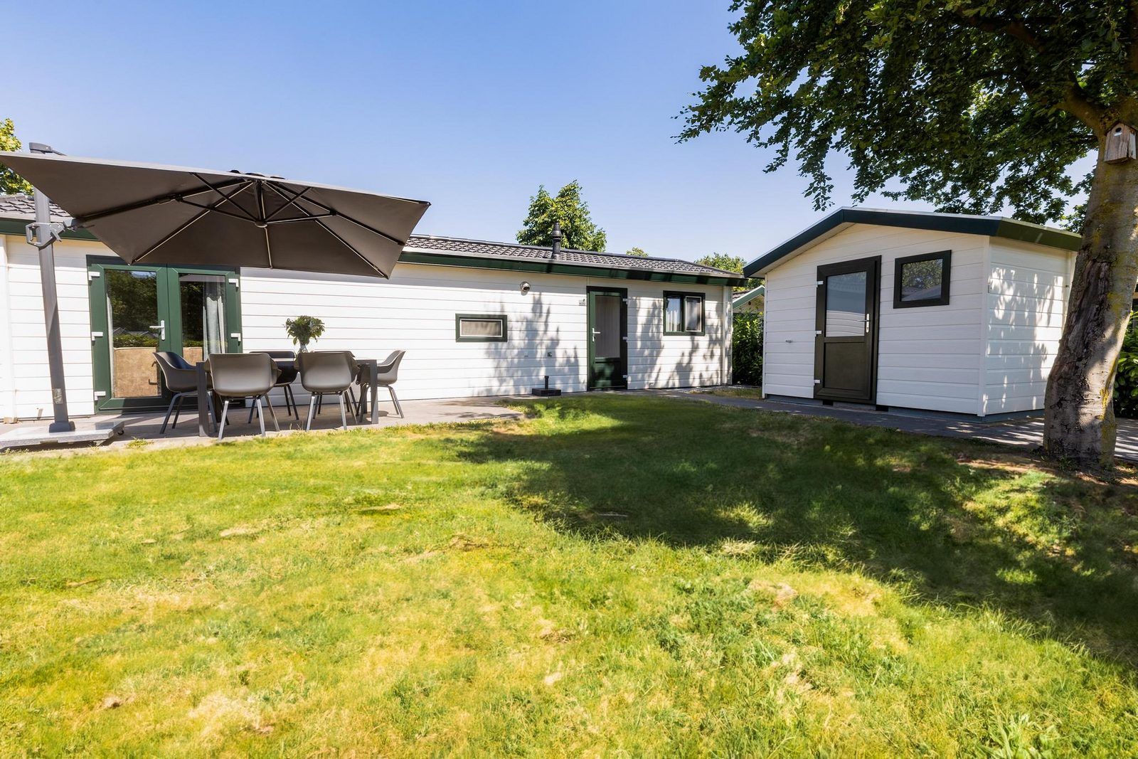 Voorzijde van White Lodge vakantiehuis met tuin, Veldhoven, Kempen, Noord Brabant.