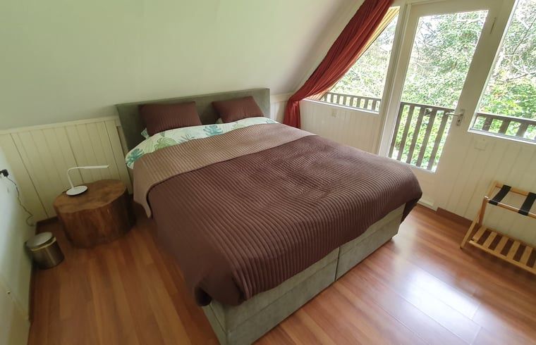 Comfortabele slaapkamer in Vakantiehuisje in Eersel met balkon, Kempen.
