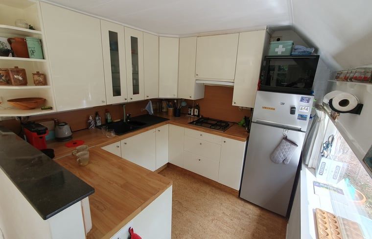 Volledig uitgeruste keuken in Vakantiehuisje in Eersel, ideaal voor koken, Noord Brabant.