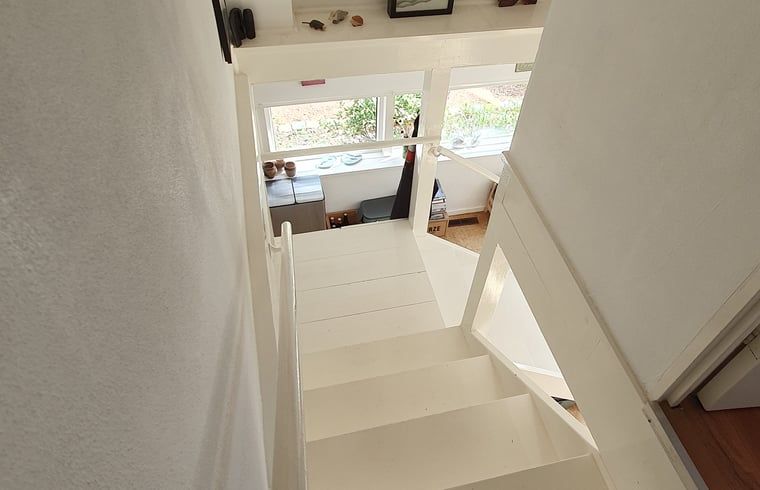 Trap in Vakantiehuisje in Eersel, leidt naar lichte ruimtes, Kempen.