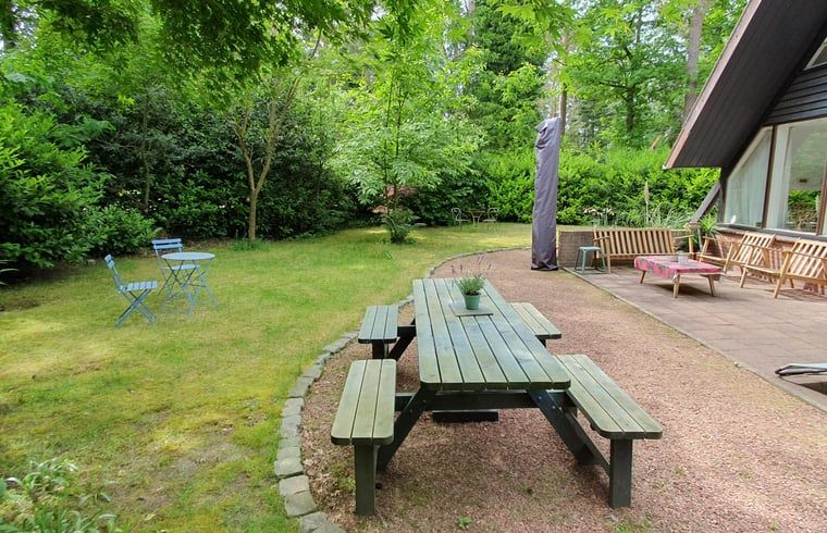 Picknicktafel in de tuin van Vakantiehuisje in Eersel, perfect voor buitenmaaltijden, Kempen.