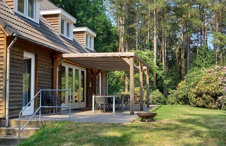Terras met zitgelegenheid bij Vakantiehuisje in Luyksgestel, perfect voor buiten dineren.