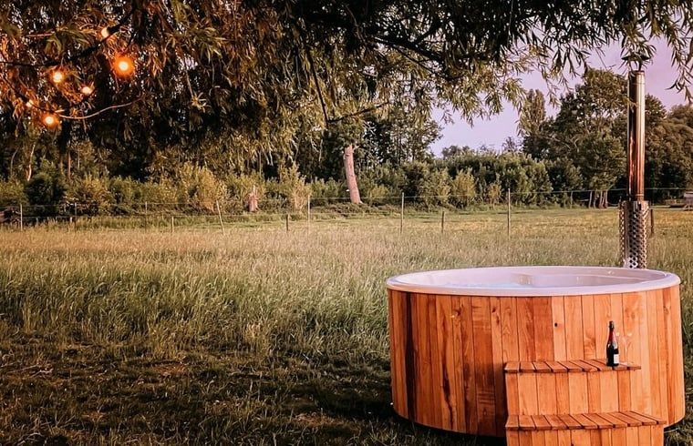 Prive hottub in de tuin van Vakantiehuisje in Luyksgestel, perfect voor een romantische avond.