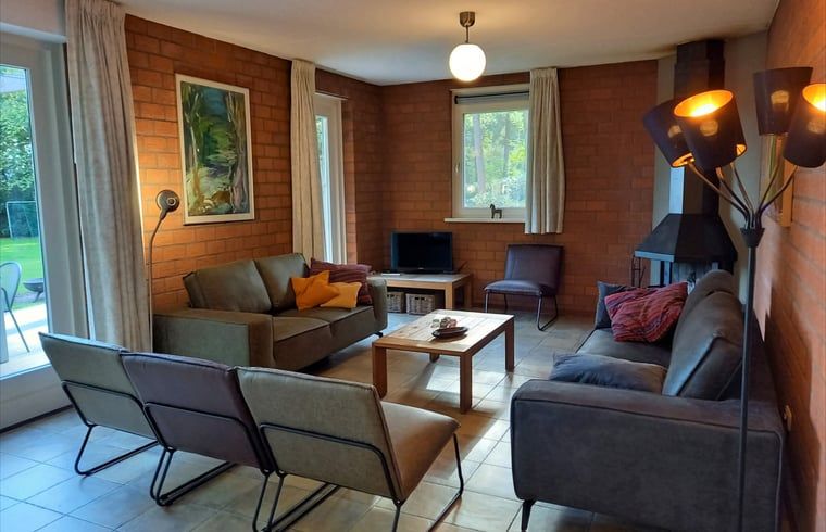 Moderne keuken in Vakantiehuisje in Luyksgestel, compleet uitgerust voor culinaire avonturen.