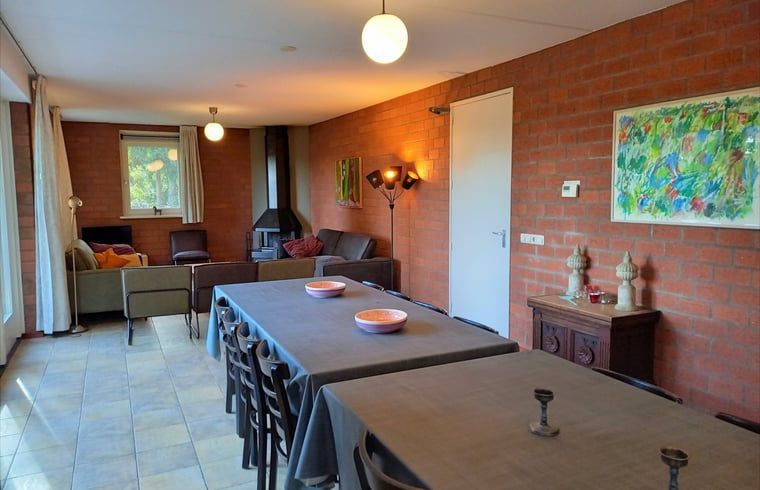 Ruime slaapkamer met tweepersoonsbed in Vakantiehuisje in Luyksgestel, perfect voor rust en comfort.