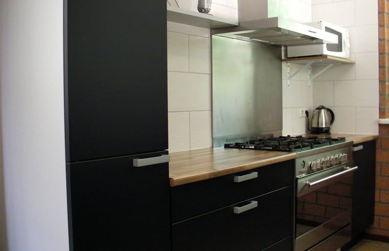 Stijlvolle badkamer in Vakantiehuisje in Luyksgestel met dubbele wastafel en moderne voorzieningen.