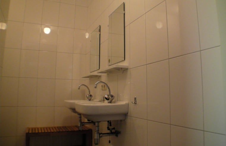 Knusse slaapkamer in Vakantiehuisje in Luyksgestel met stapelbed en uitzicht op de tuin.