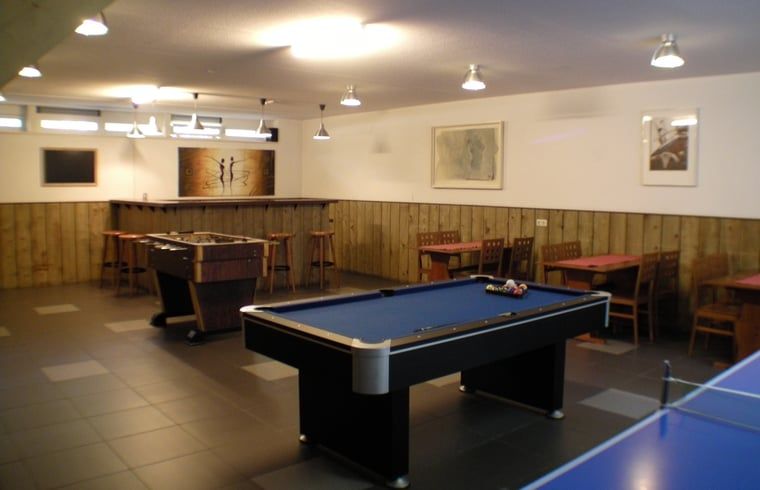 Badkamer op de bovenverdieping van Vakantiehuisje in Luyksgestel met moderne faciliteiten.