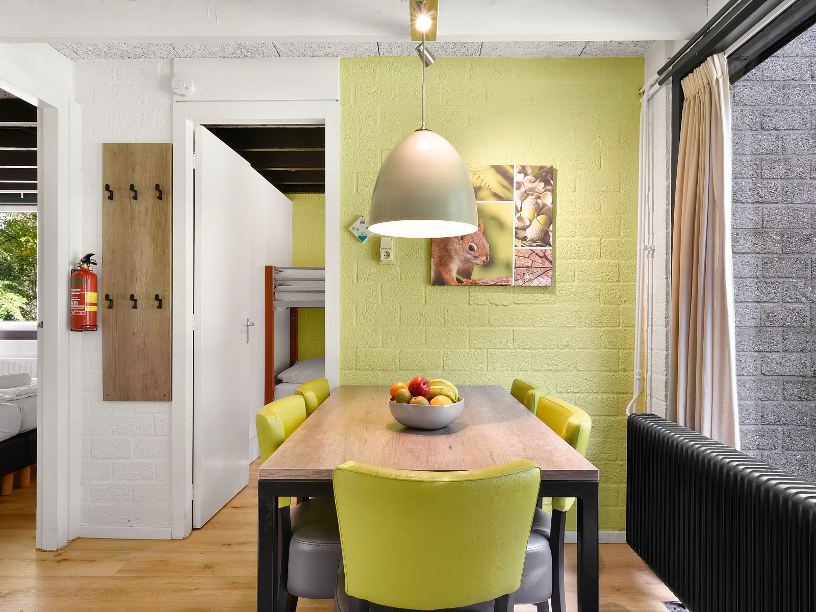 Schoenes Schlafzimmer im 5-Personen-Bungalow Het Vennenbos 5B1, Hapert, mit Kunst an der Wand.