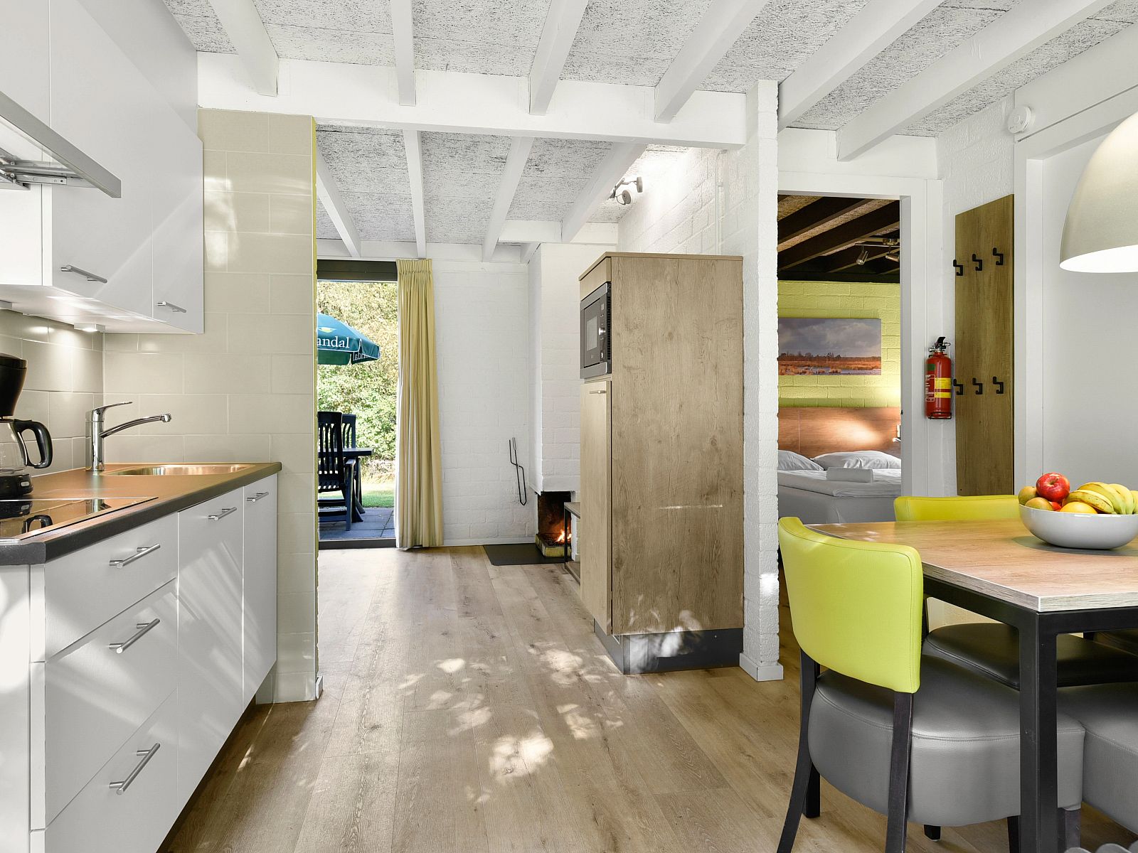 Schlafzimmer mit Gartenblick in Het Vennenbos 5-Personen-Bungalow 5B1, Hapert, fuer eine erholsame Nacht.