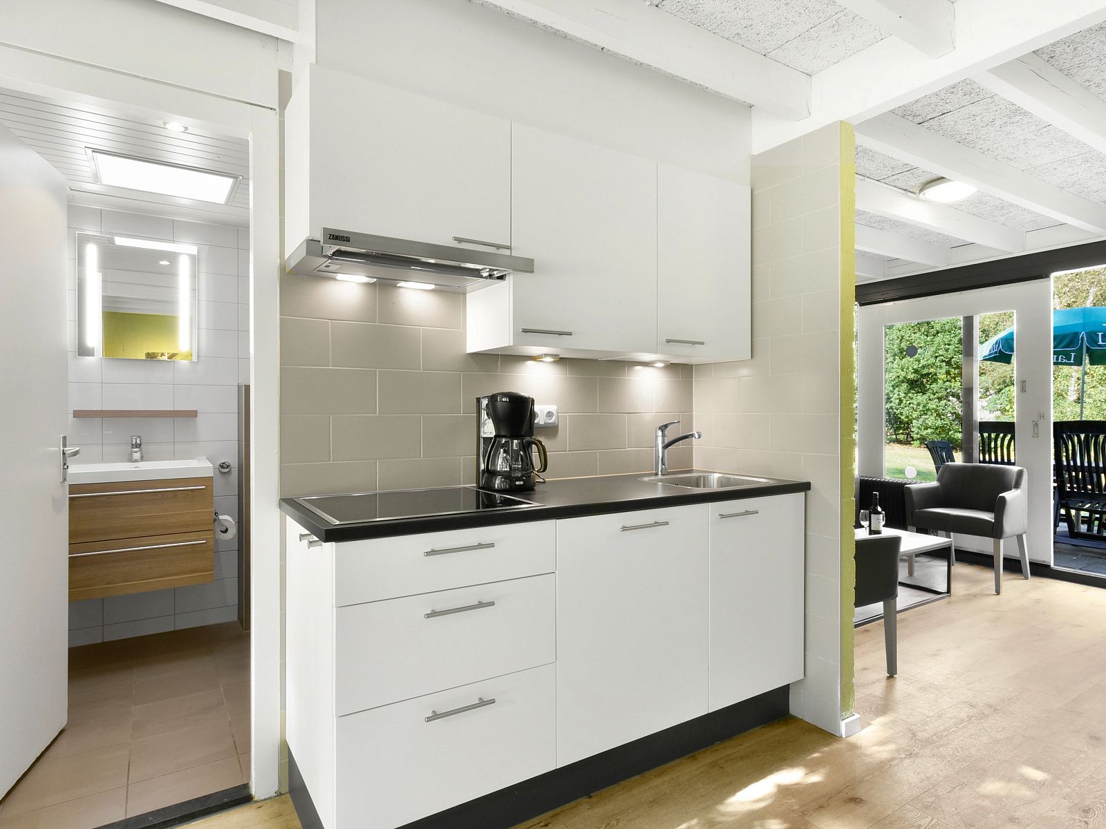 Funktionelle Einrichtung im 5-Personen-Bungalow 5B1 in Het Vennenbos, Hapert, mit praktischem Stauraum.