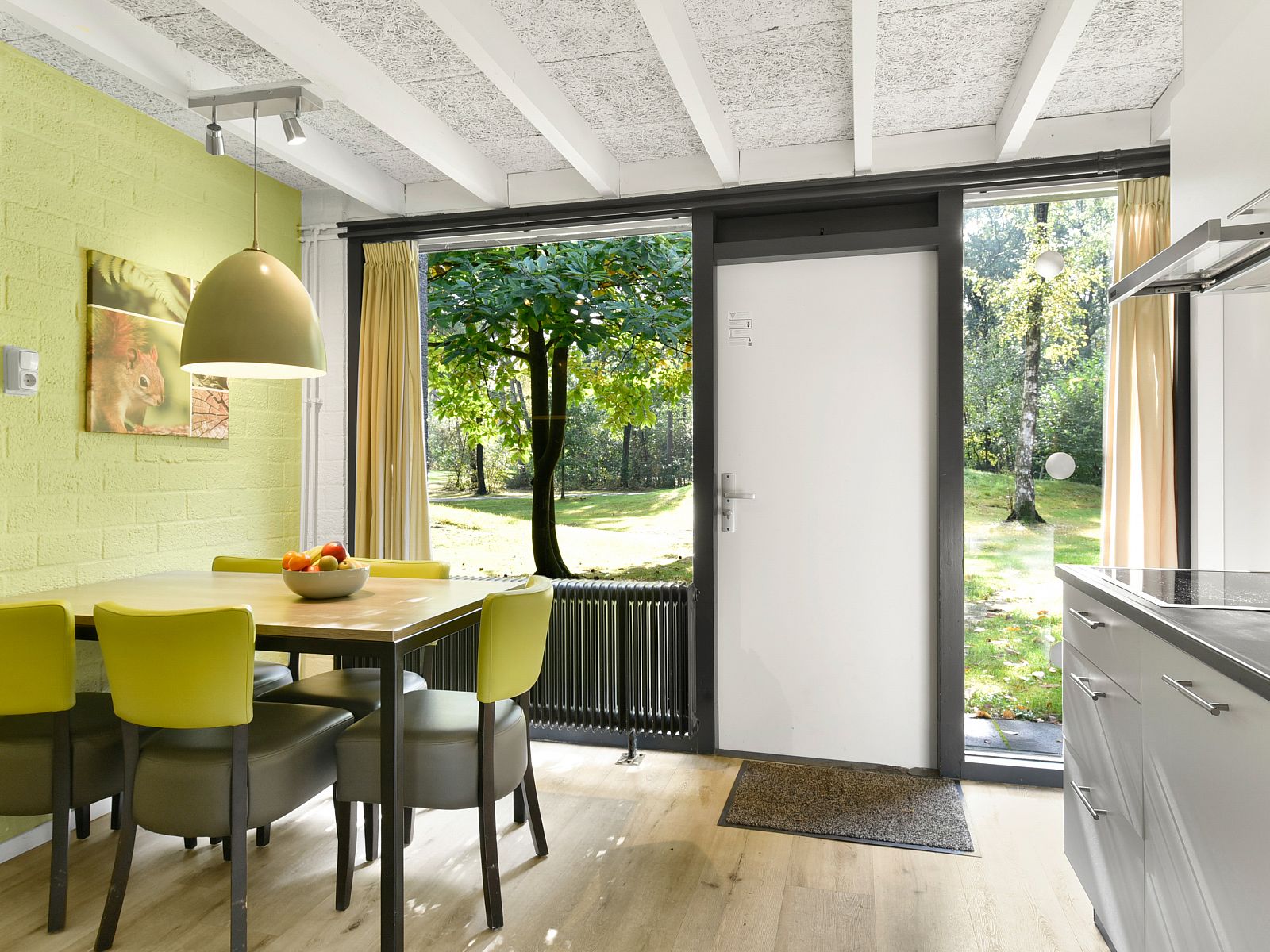 Schlafzimmer mit Etagenbett und Einzelbett im 5-Personen-Bungalow Het Vennenbos 5B1, Hapert, ideal fuer Kinder.