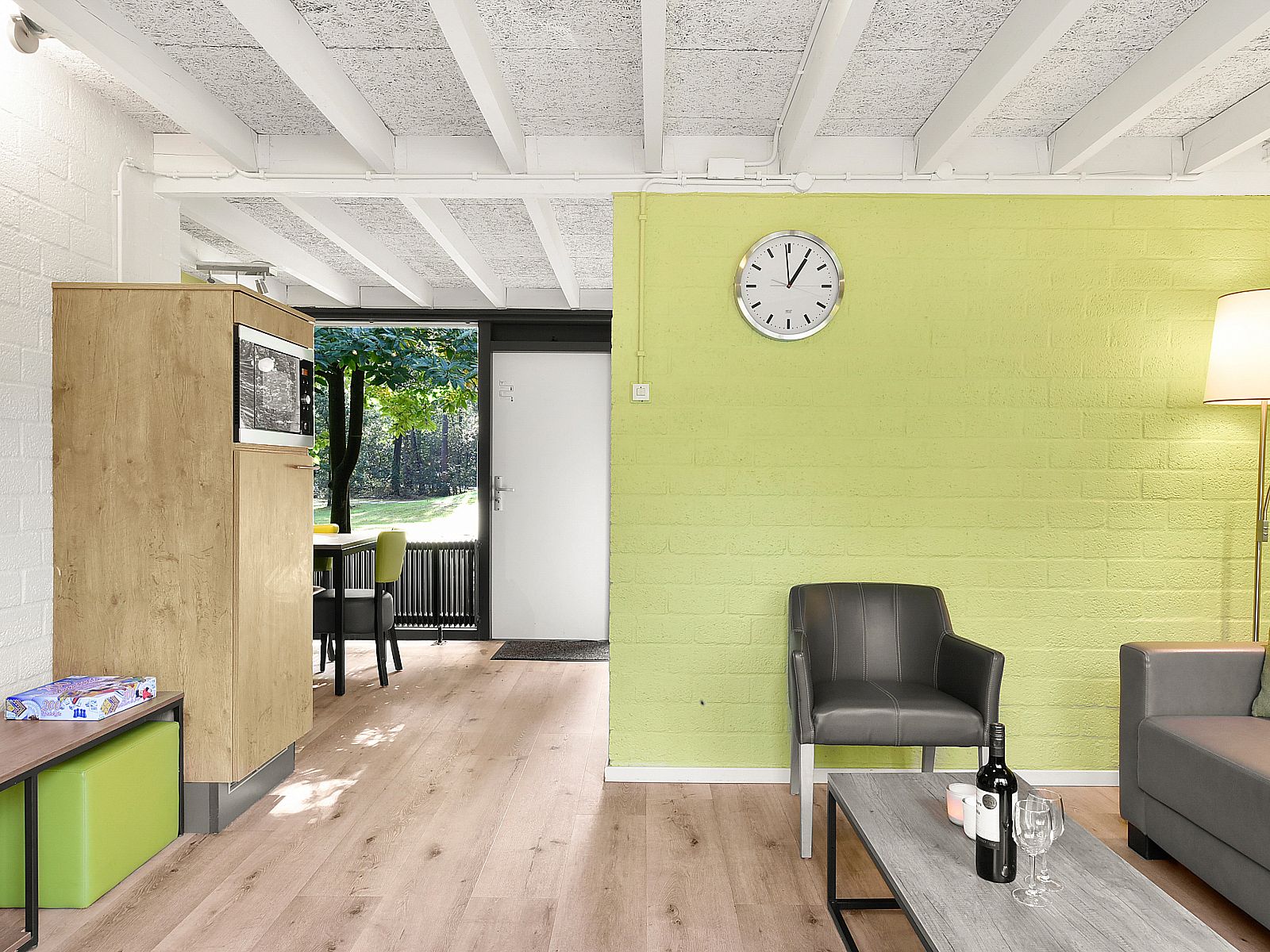 Badezimmer mit Badewanne und modernen Fliesen in Het Vennenbos 5-Personen-Bungalow 5B1, Hapert, fuer hoechsten Komfort.