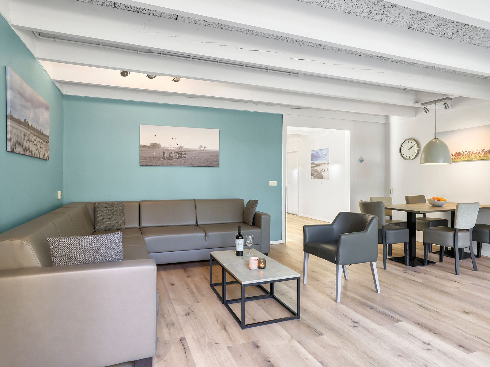 Open living space with sitting area in Het Vennenbos 6-person bungalow, Kempen.