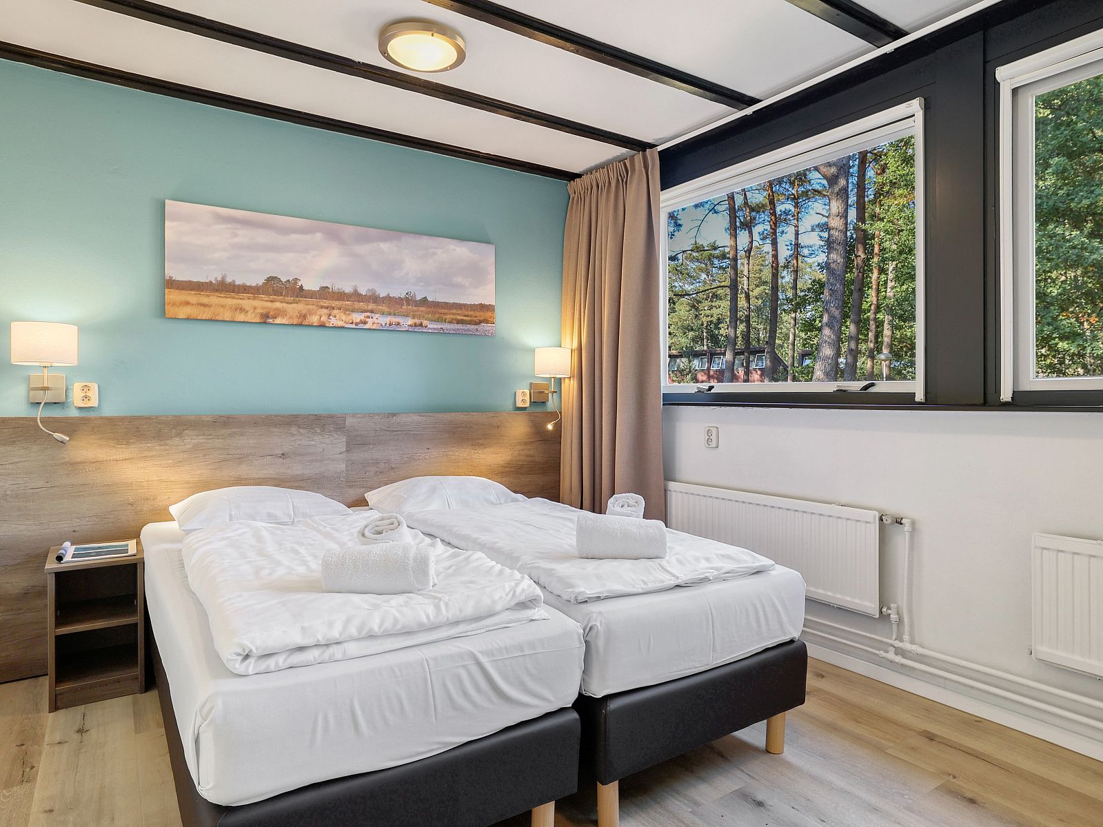 Outdoor terrace with garden furniture in Het Vennenbos bungalow, surrounded by nature in Hapert.