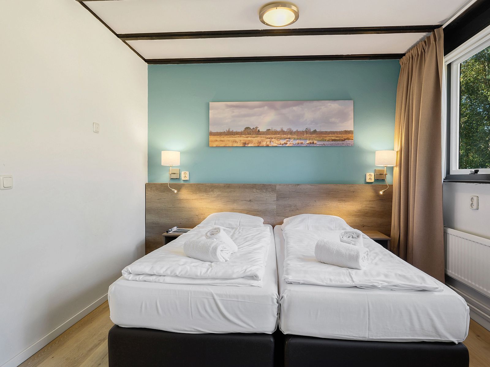 Bedroom with double bed in Het Vennenbos bungalow, Hapert, North Brabant.