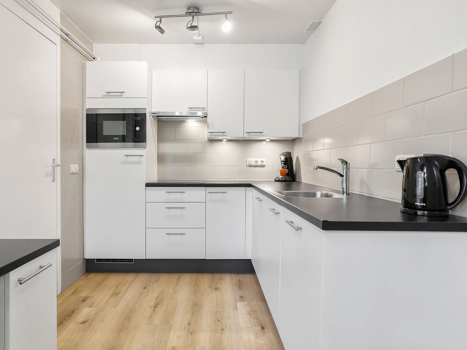 Bedroom with a view of nature in Het Vennenbos bungalow, North Brabant.