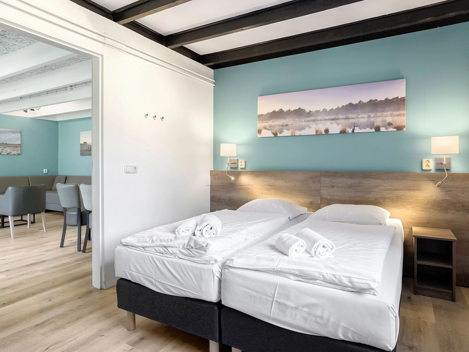 Modern bathroom with amenities in Het Vennenbos bungalow, Hapert.