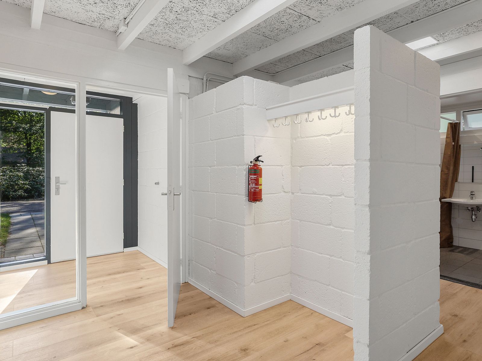 Stylish bathroom with toilet and sink in Het Vennenbos bungalow, North Brabant.