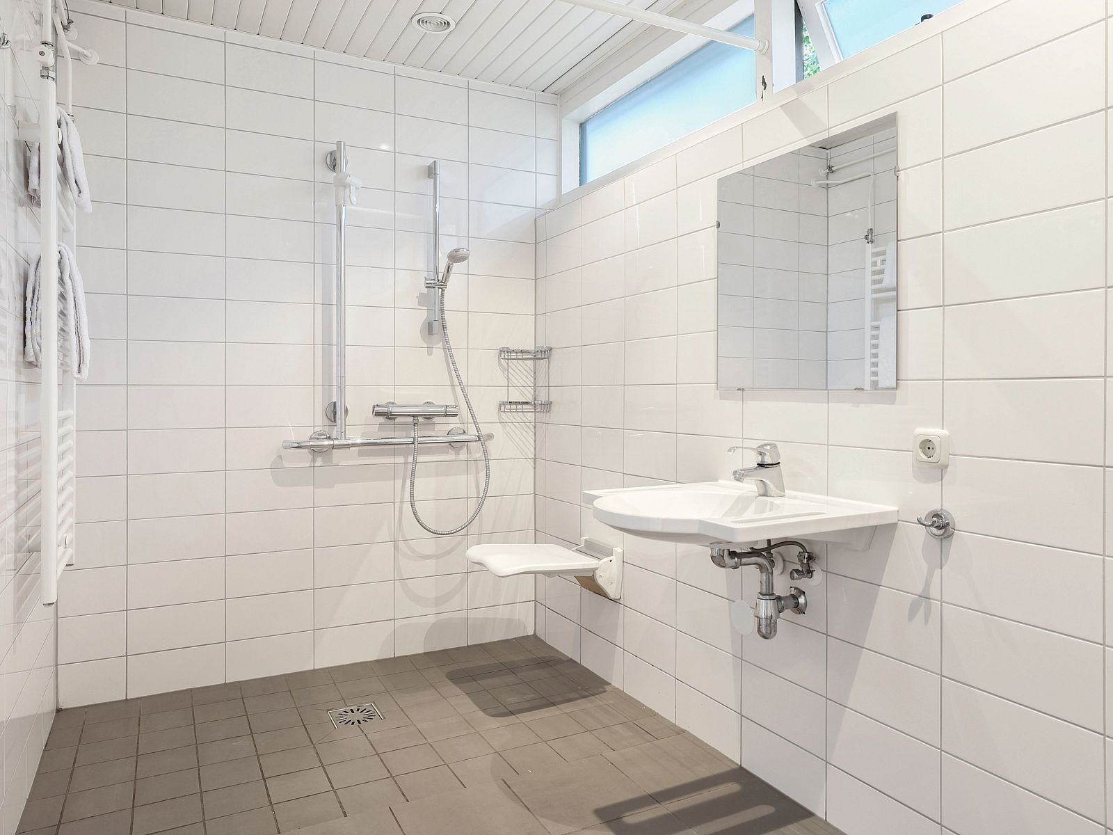 Exterior of Het Vennenbos bungalow, surrounded by green nature in Hapert.