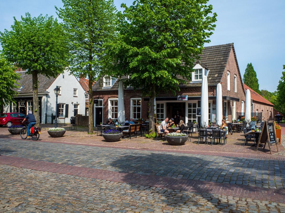Gemuetlicher Dorfplatz in Knegsel, in der Naehe des Ferienhauses Achter de Vijf Linden, Kempen.