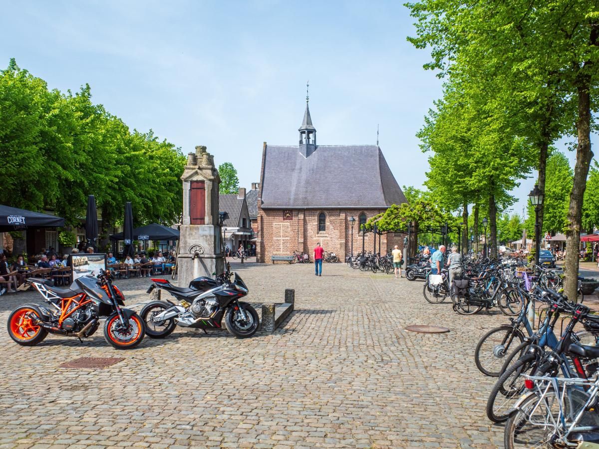 Historischer Platz in Knegsel, in der Naehe des Ferienhauses Achter de Vijf Linden, Kempen.
