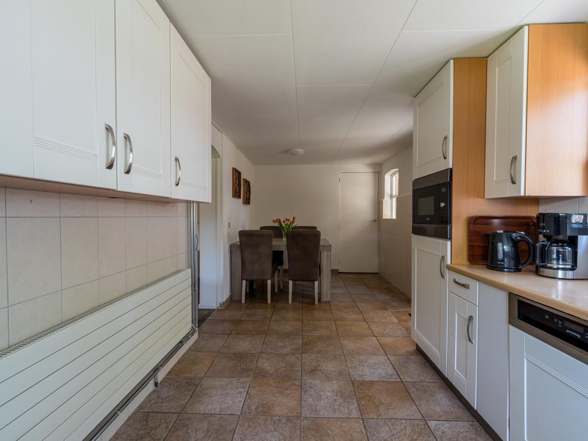 Schlafzimmer mit grossem Bett in Achter de Vijf Linden, Ferienhaus in Knegsel, Kempen.