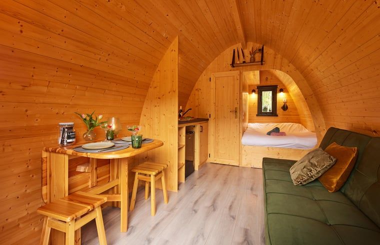 Knusse binnenruimte van Huisje in Oisterwijk, vakantiehuis in Oisterwijk, met houten interieur en comfortabele voorzieningen.