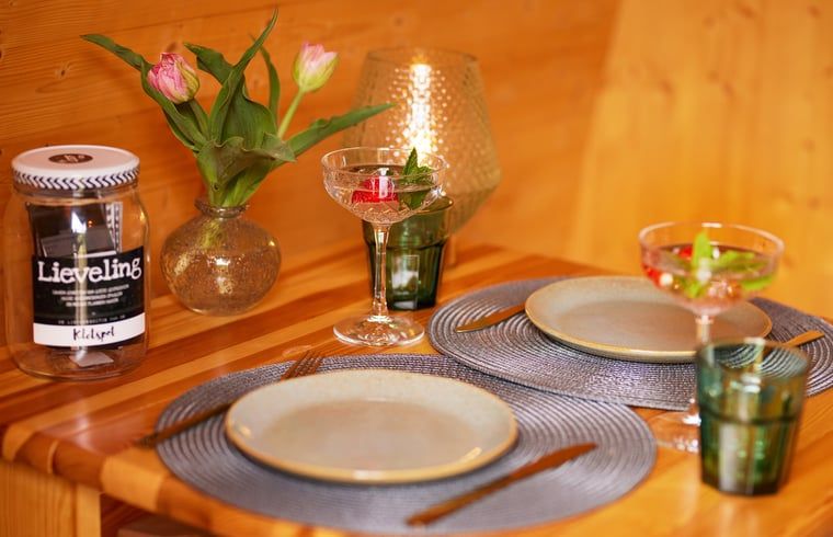 Stijlvolle tafelsetting in Huisje in Oisterwijk, een vakantiehuis in Oisterwijk, Noord Brabant, met aandacht voor detail.