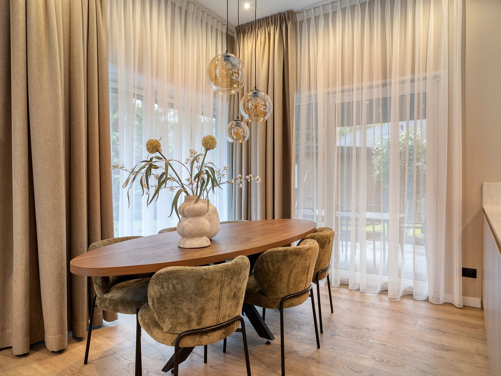 Stijlvolle eethoek in vakantiehuis Bosven, Oisterwijk, Hart van Brabant. Geniet van luxe en comfort in deze moderne binnenruimte.