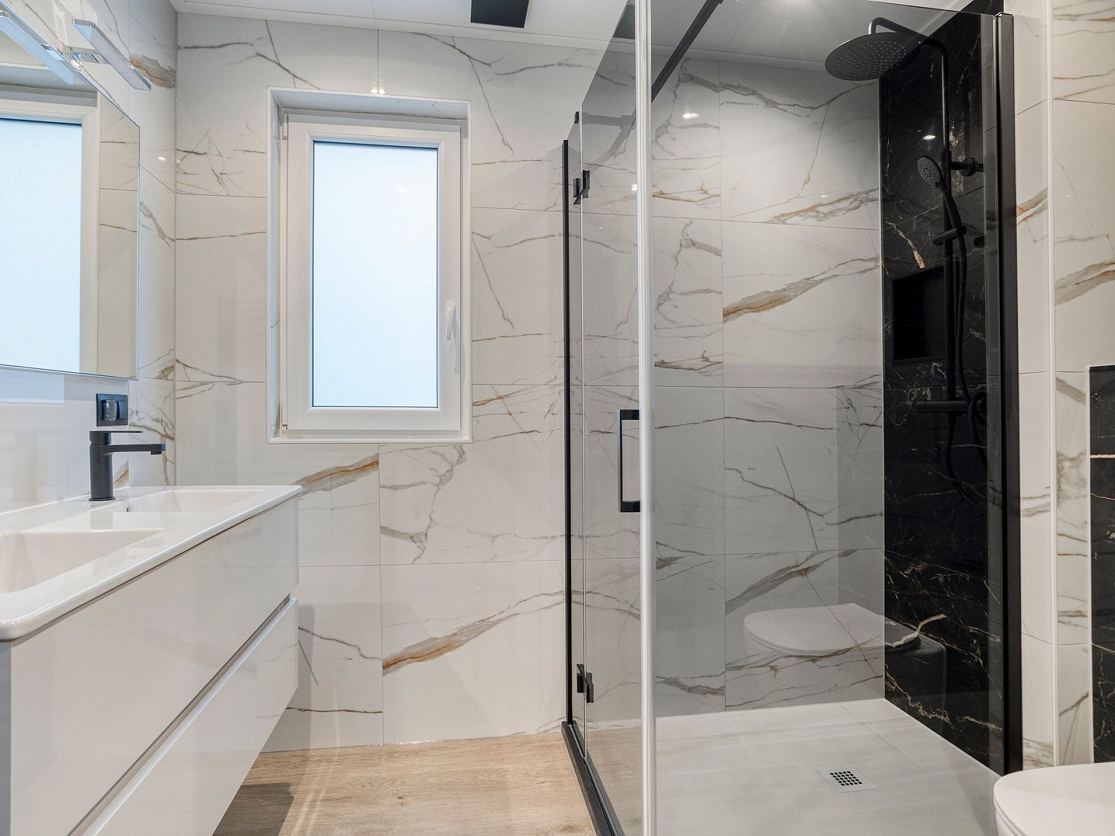 Luxe badkamer in vakantiehuis Bosven, Oisterwijk, Hart van Brabant met moderne douche en marmeren afwerking voor ultiem comfort.