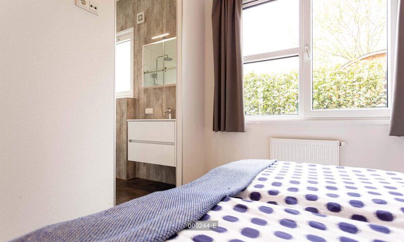 Z Module 6 personen Wellness in Cromvoirt, slaapkamer met en-suite badkamer, perfect voor een ontspannen verblijf in Noord Brabant.