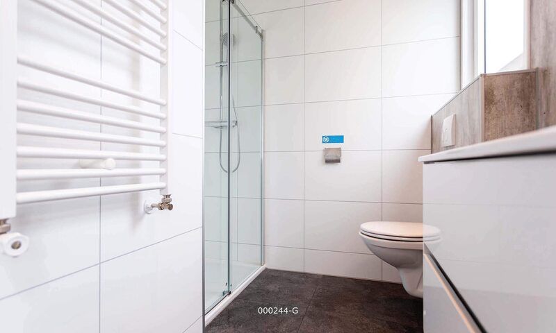 Ruime badkamer met douche in Z Module 6 personen Wellness, Cromvoirt, perfect voor een comfortabel verblijf in Hart van Brabant.