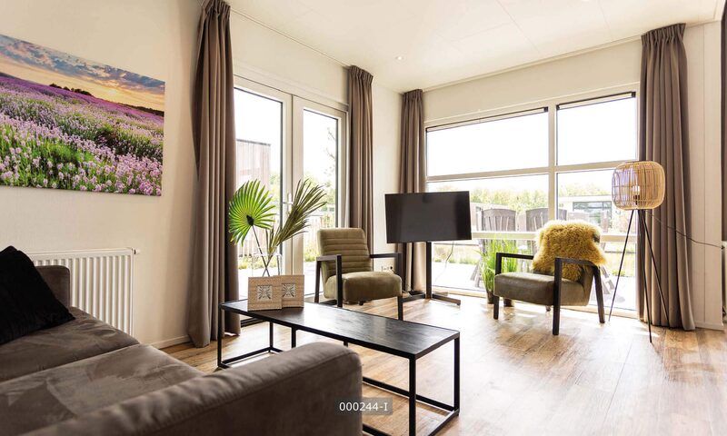 Lichte woonkamer in Z Module 6 personen Wellness, Cromvoirt, met uitzicht op de natuur, perfect voor ontspanning in Hart van Brabant.