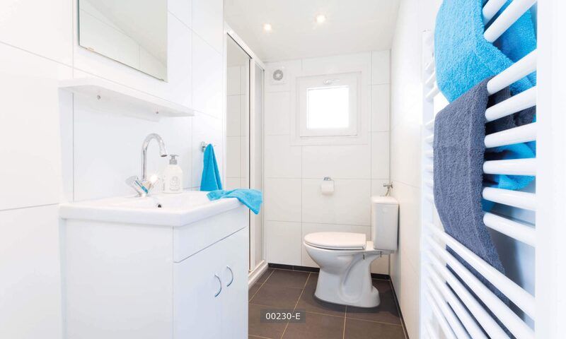 Modernes Badezimmer in der Rialto Ferienwohnung fuer 6 Personen, Cromvoirt, Nordbrabant.