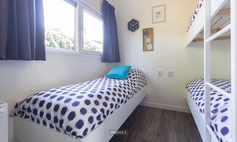 Gemuetliches Kinderzimmer im Modul 5 Personen, Cromvoirt, Nordbrabant, mit Etagenbett und Einzelbett, ideal fuer Familien.