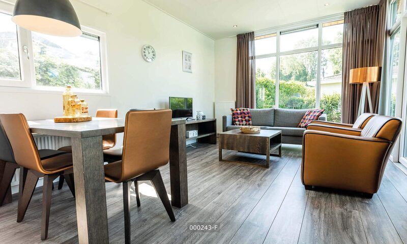 Esszimmer in Modul 5, Cromvoirt, Nordbrabant, mit grossem Tisch und Blick auf die gruene Umgebung von Hart van Brabant.