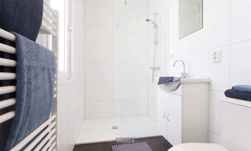 Modernes Badezimmer im Modul 5 Personen Ferienhaus, Cromvoirt, Nordbrabant, mit begehbarer Dusche und frischem Look.