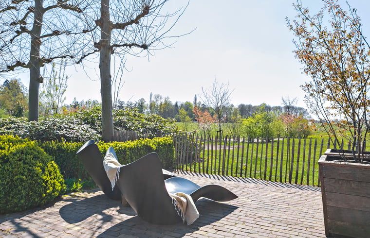 Luxurioeses Badezimmer im Ferienhaus in Moergestel, Nordbrabant, mit moderner Einrichtung und grosser Badewanne.