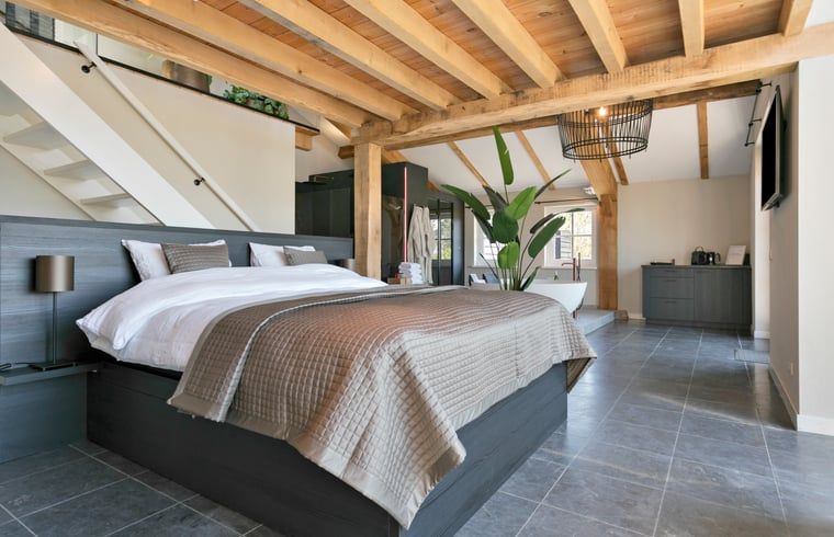 Stilvolles Badezimmer in einem Ferienhaus in Moergestel, im Herzen von Brabant, mit Designer-Badewanne und Glasdusche.