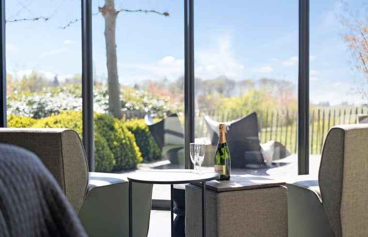 Gemuetliche Sitzecke mit Aussicht im Ferienhaus in Moergestel, Nordbrabant, ideal zum Entspannen.